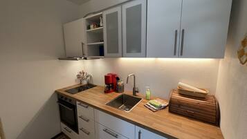 Refrigerador, horno, parrilla de estufa y cafetera y tetera