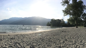 Une plage d’où l’on a une vue dégagée sur les montagnes à l’arrière-plan.