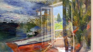 Un tableau représentant un paysage vu à travers une fenêtre, incluant une étendue d’eau et de la végétation.