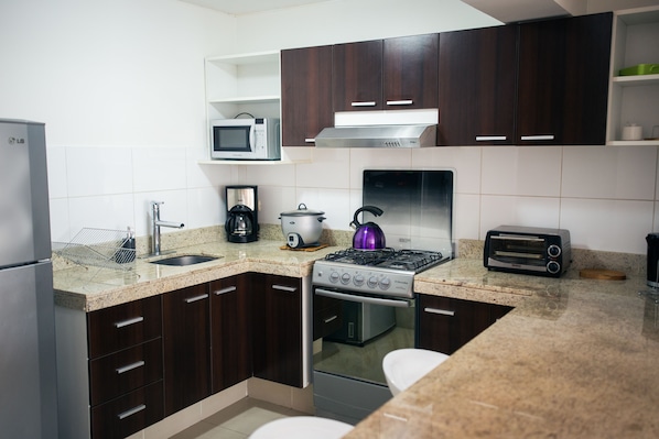 公寓 | 私人廚房 | 大型雪櫃/冰箱、微波爐、焗爐、爐具