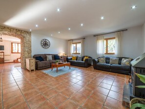 Télévision, cheminée, table de tennis de table