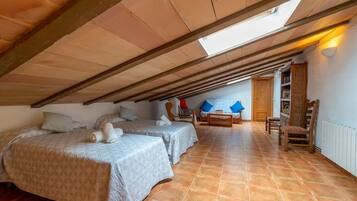 8 slaapkamers, een kluis op de kamer, een strijkplank/strijkijzer