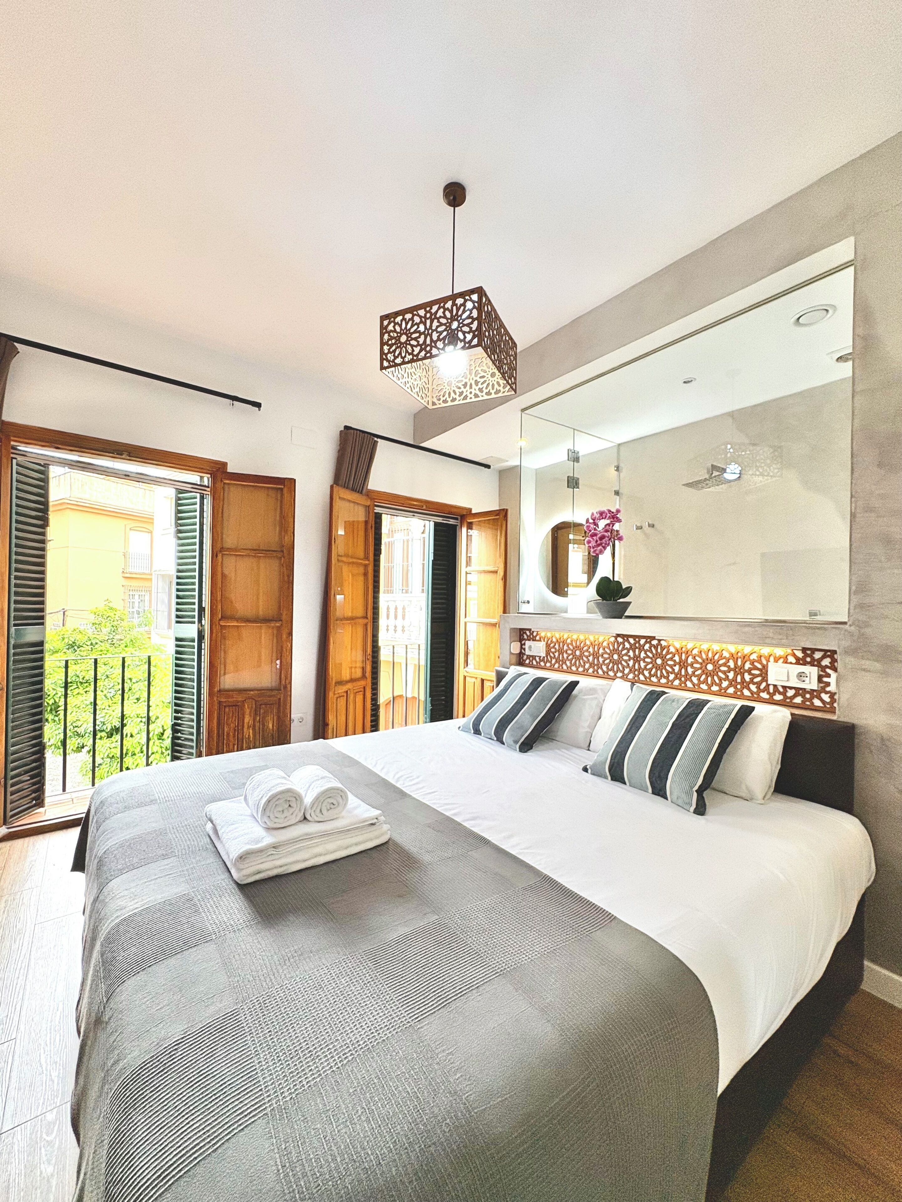 5 dormitorios, caja fuerte, escritorio y tabla de planchar con plancha