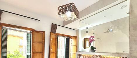 5 soverom, safe på rommet, skrivebord og strykejern/-brett