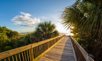 靠近海滩、海滩遮阳伞、沙滩毛巾