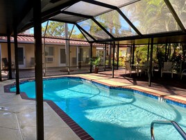 室外游泳池，恒温泳池