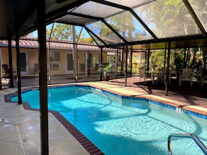 Una piscina al aire libre, una piscina climatizada