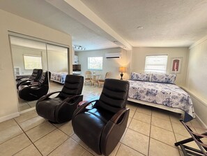 Junior Villa | Iron/ironing board, free WiFi, bed sheets - Tropical Villas of Venice Beach (Venice)