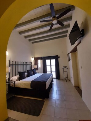 Superior Room | Pillowtop beds, in-room safe, desk, laptop workspace - Real de la Presa (Guanajuato)