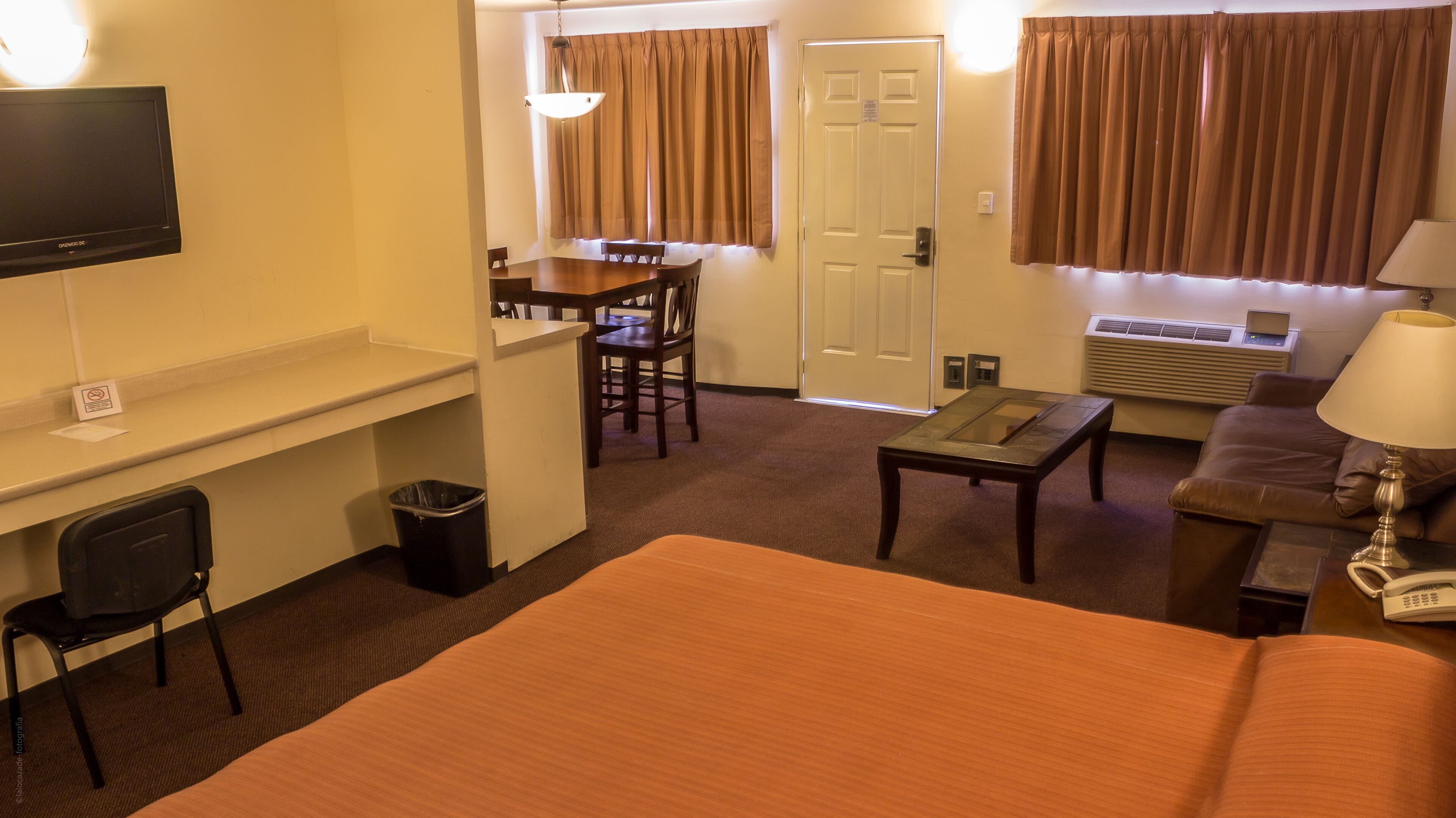 尊荣开间套房, 1 张特大床和 1 张沙发床 | 办公桌、笔记本电脑工作区、熨斗/熨板、免费 WiFi