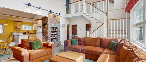 Télévision, cheminée, lecteur de DVD, livres