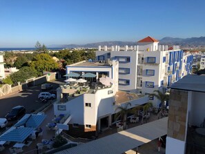 Daily full breakfast (MAD 50 per person)