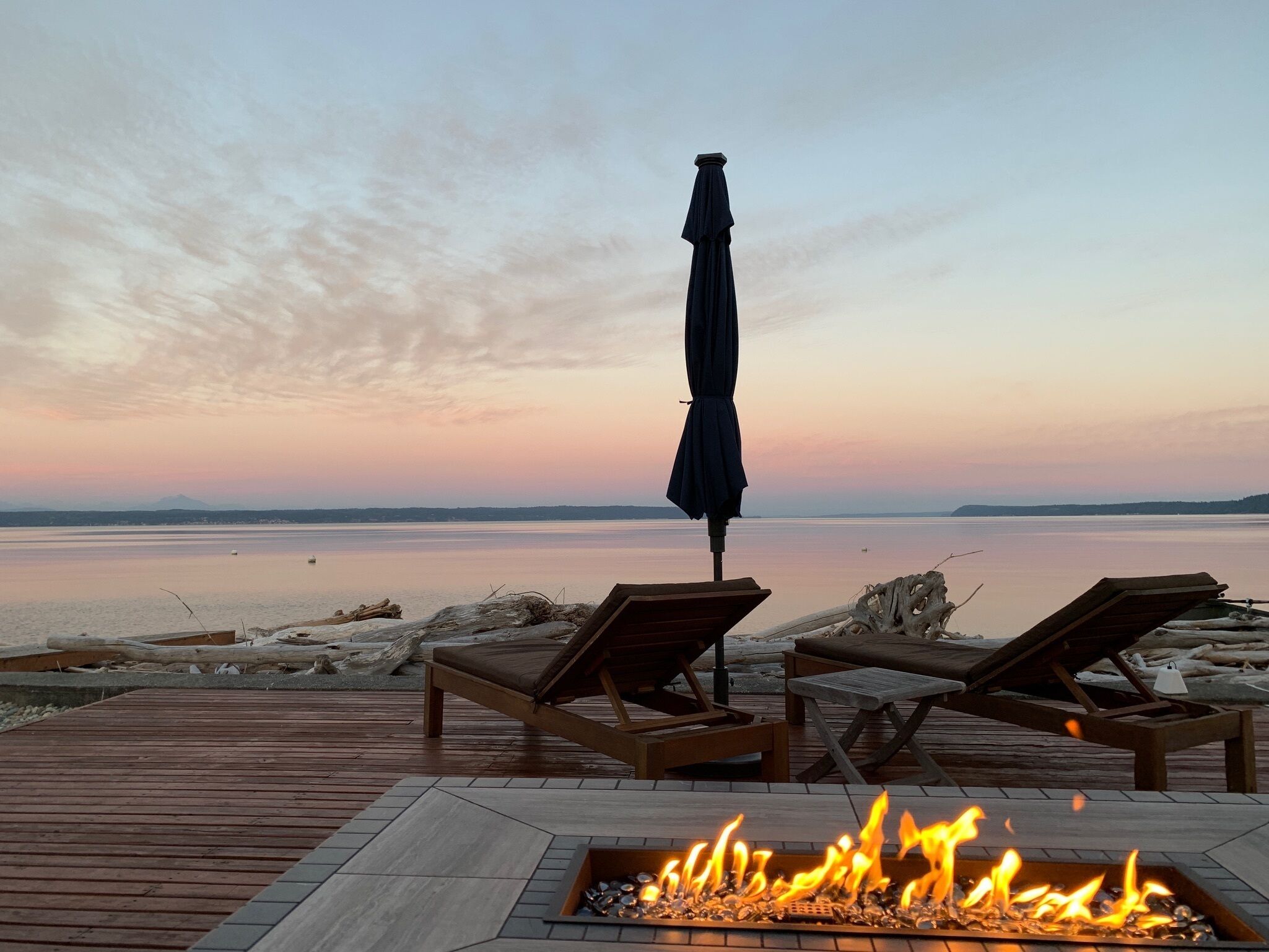 Beachfront home with kayaks, SUP, firepit, great deck, AC and more!
