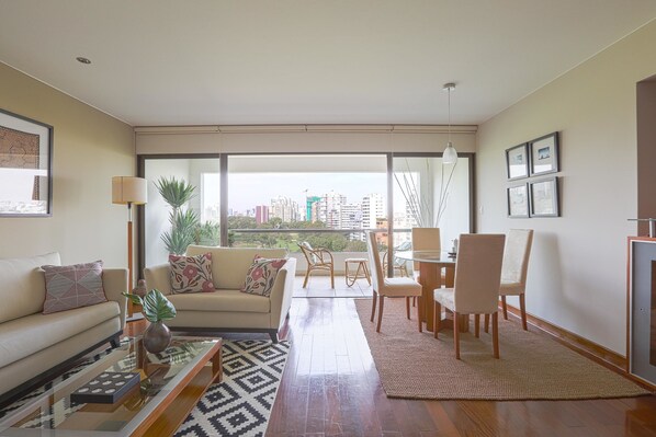 아파트, 침실 2개 | 거실 공간 | 평면 TV