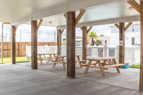 JoJo's Heaven - in town Port Aransas, private pool. 4 BR/3bath. Perfect getaway!