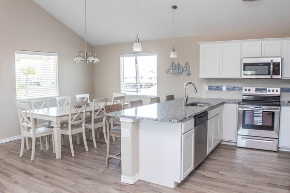 Jääkaappi, mikroaaltouuni, uuni, liesi