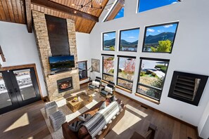 Smart TV, chimenea y estéreo 