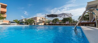 Studio apartment with Terrace and Pool