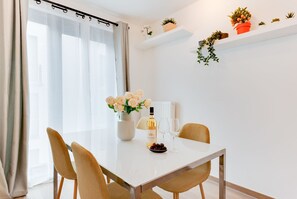 Deluxe-Apartment | Essbereich im Zimmer
