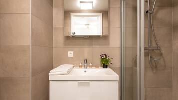 Deluxe Apartment | Bathroom | Shower, hair dryer, towels, soap