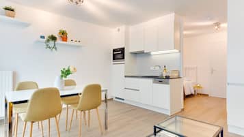 Deluxe Apartment | Living area | Flat-screen TV