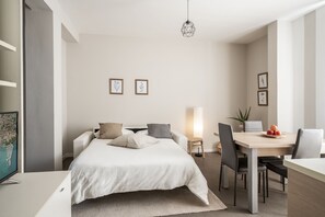 Individually decorated, individually furnished, laptop workspace - L'Angelica Holiday Home (Desenzano del Garda)
