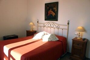 3 bedrooms, iron/ironing board, travel crib, bed sheets - In the Marina fabulous views, shared pool (Estepona)