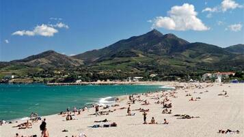 Plage à proximité, chaises longues