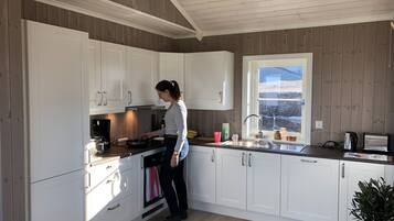 Kaffetrakter/tekoker, kjøleskap, ovn og kokeplater