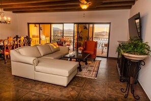 Premium bedding, minibar, in-room safe, individually decorated - Vista Encantada Spa Resort & Residences (Cabo San Lucas)