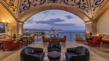 2 bars/lounges, poolside bar