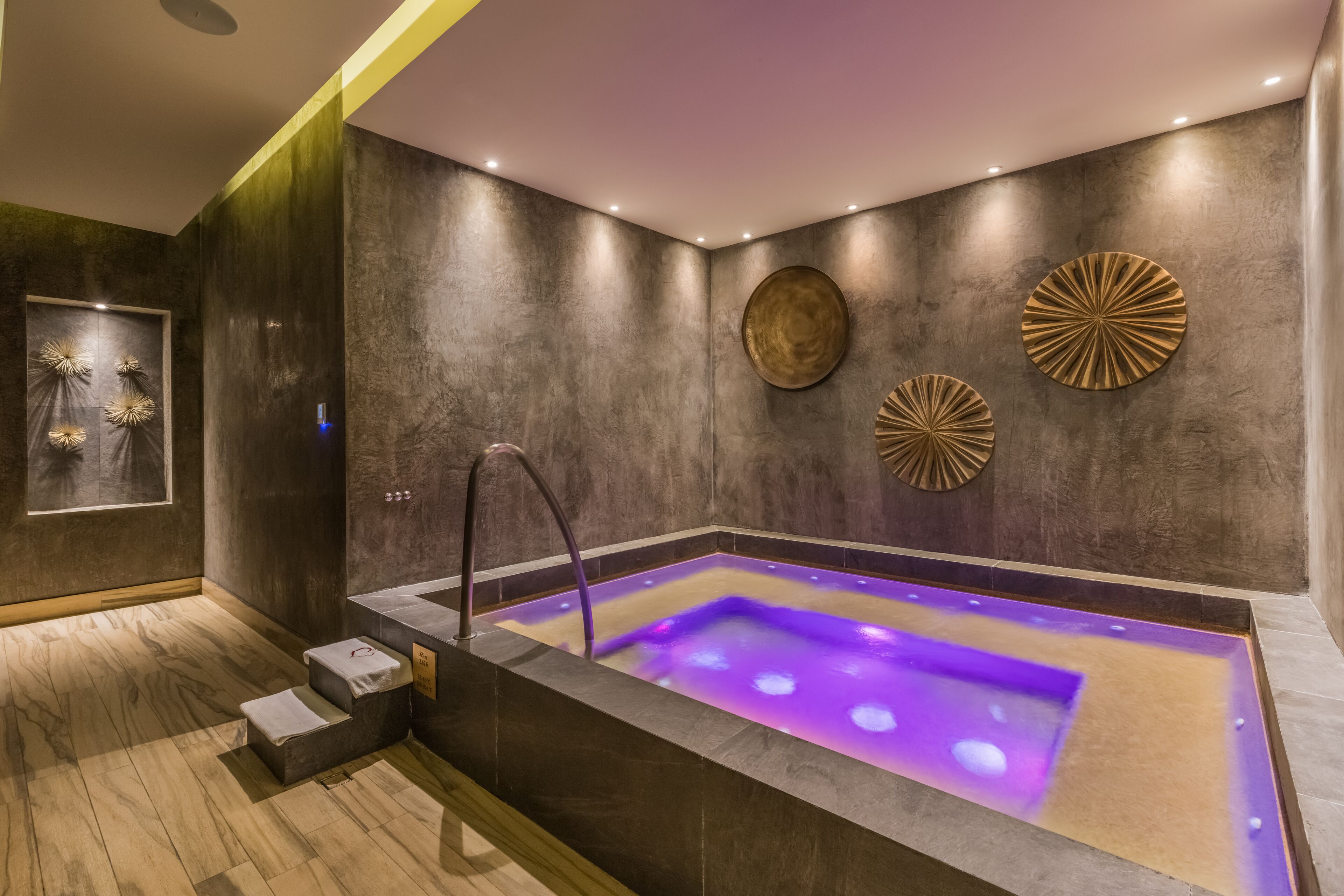 couples treatment room(s), sauna, hot tub, steam room, body treatments