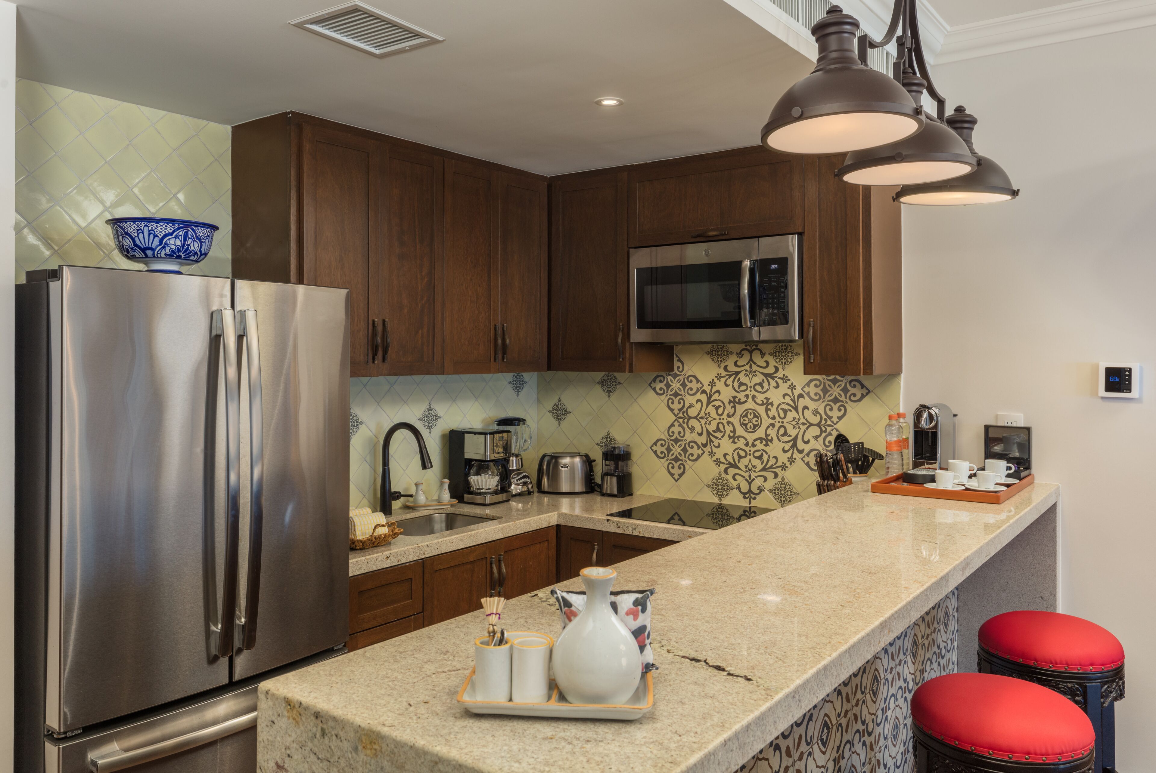 Suite Premium | Cocina privada | Cafetera de espresso, cafetera y tetera, refrigerador y microondas 