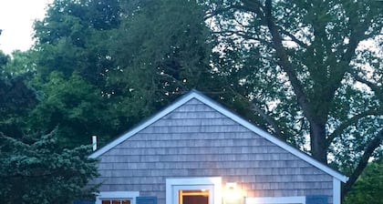 PTOWN WEST END COTTAGE: Charm, privacy, close to everything & affordable.