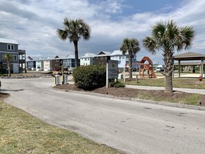 Property grounds - NEWLY RENOVATED- Oceanfront Condo Queen’s Grant - WiFi, Pool, Boat Ramp & Dock (Topsail Beach)