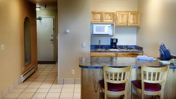 Mini réfrigérateur, micro-ondes