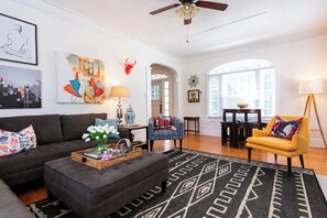 Smart TV, video games, DVD player, books - Hot tub, Highlands-Restaurant Row Churchill Downs, Zoo, Bellarmine, Downtown (Louisville)