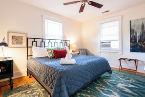 4 soverom, skrivebord, strykejern/-brett og reiseseng for barn