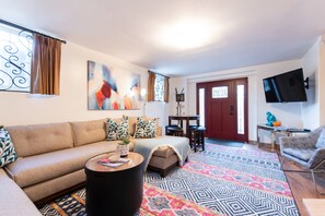 Smart TV, video games, DVD player, books - Hot tub, Highlands-Restaurant Row Churchill Downs, Zoo, Bellarmine, Downtown (Louisville)