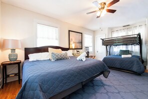 4 bedrooms, desk, iron/ironing board, travel crib - Hot tub, Highlands-Restaurant Row Churchill Downs, Zoo, Bellarmine, Downtown (Louisville)