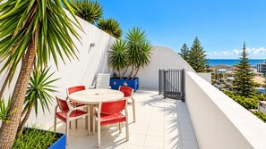 Outdoor dining - Blue Coral Terrace, Coast Apartment 31 (The Entrance)