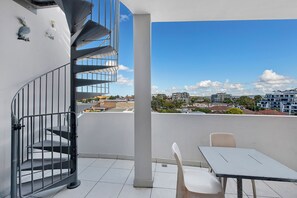 Outdoor dining - Blue Coral Terrace, Coast Apartment 31 (The Entrance)