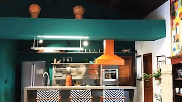 Deluxe House | Private kitchen | Fridge, microwave, oven, stovetop