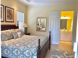 4 bedrooms, iron/ironing board, travel cot, free WiFi - High End 4 Bdrm Heated Pool Walk To Gulf Walk To Mercato Walk To The Ritz (Naples)