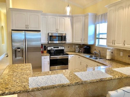 Naples Best Value!!! High End 4 Bdrm Heated Pool Walk To Gulf Walk To Mercado