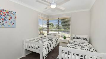 4 dormitorios, tabla de planchar con plancha, wifi y ropa de cama