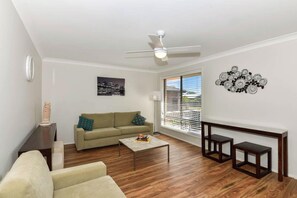 TV - Noraville Summer House (Noraville)