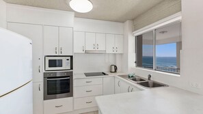 Fridge, microwave, oven, toaster - Dolphin Court 12 - East Coast Getaways (The Entrance)