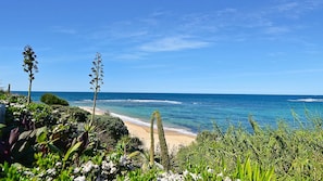 På stranden