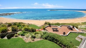 Outdoor dining - Beachfront on Werrina - The Breakers (Blue Bay)